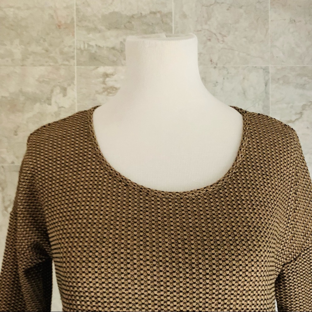 AUW Textured Side Button Top - Picture 5 of 8